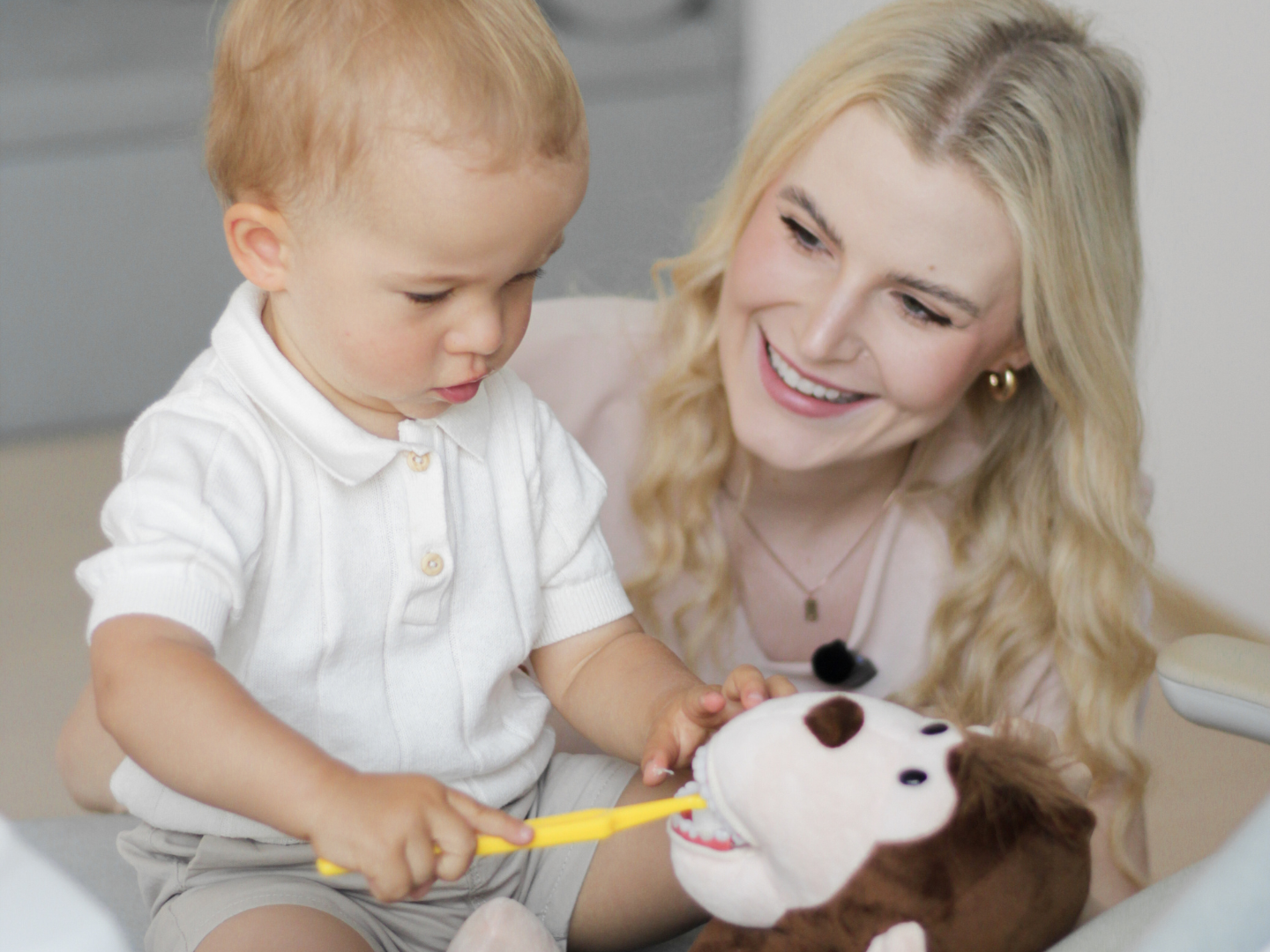 malý chlapeček se uči čistit zuby na svém plyšákovi